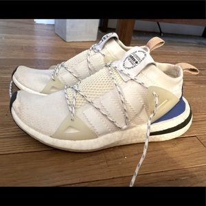 ADIDAS sz 8 white stripe on white sneaks Like new!